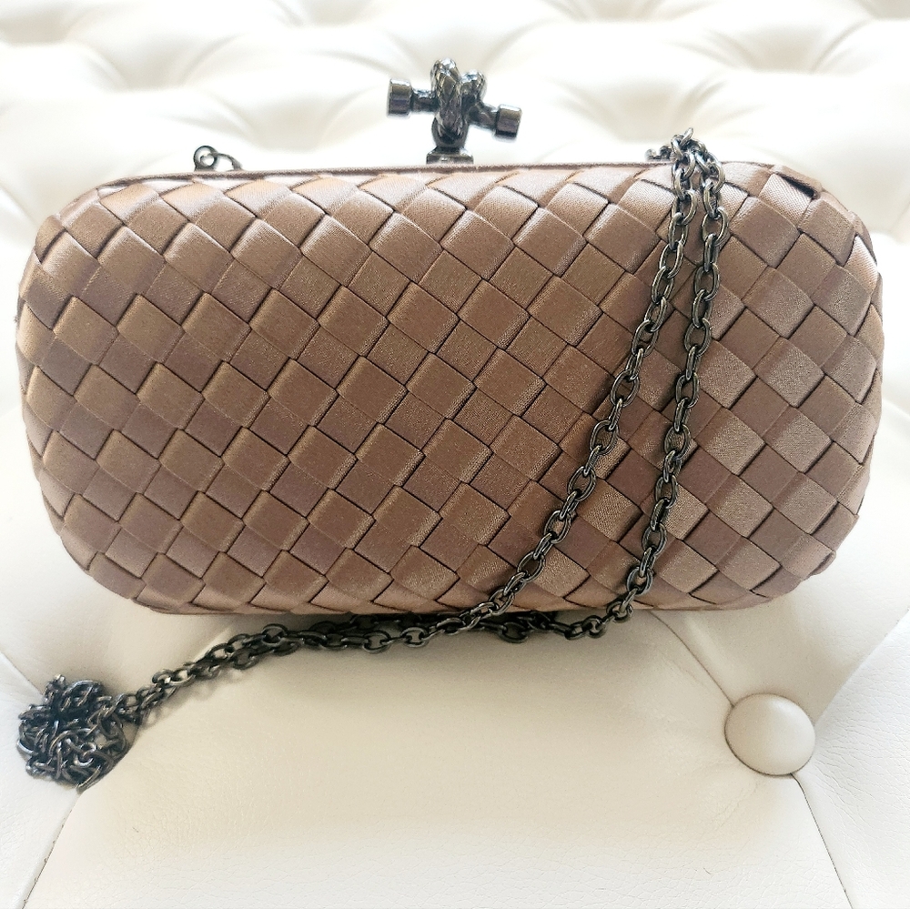 Pochette satin knot clutch bag
